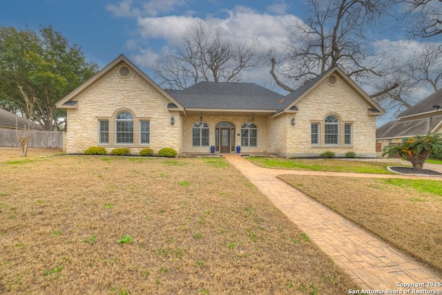 ranch-style house featuring a front yard