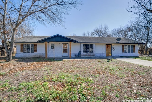 single story home featuring a porch