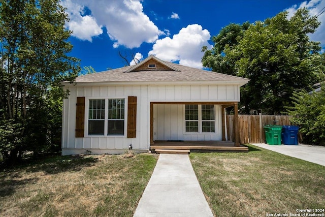 view of front of house with a porch and a front yard