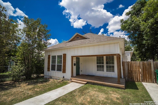 view of front facade featuring a front yard