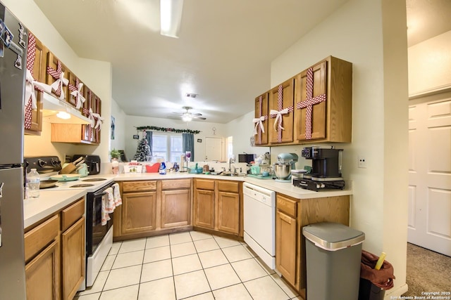 kitchen featuring sink, white appliances, light tile patterned floors, kitchen peninsula, and ceiling fan