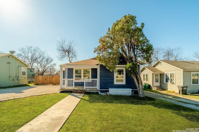 view of front facade featuring a porch and a front yard