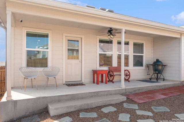 property entrance with ceiling fan and covered porch