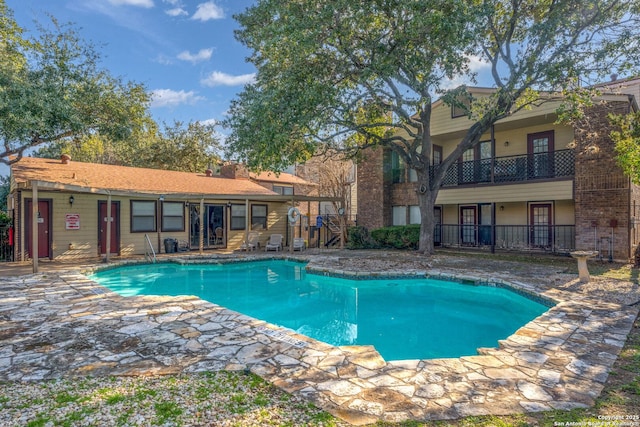 view of swimming pool