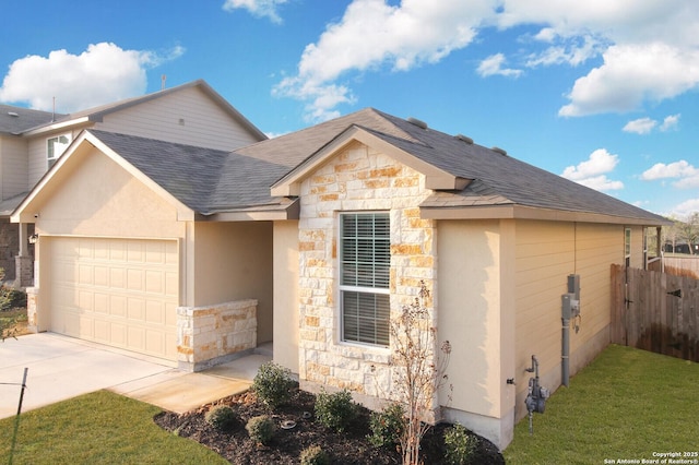 view of front of house featuring a garage and a front yard