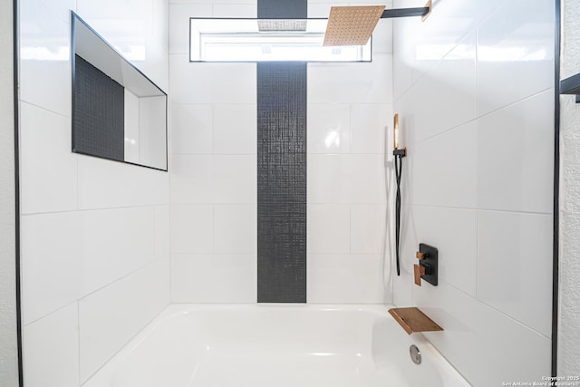 bathroom featuring tiled shower / bath