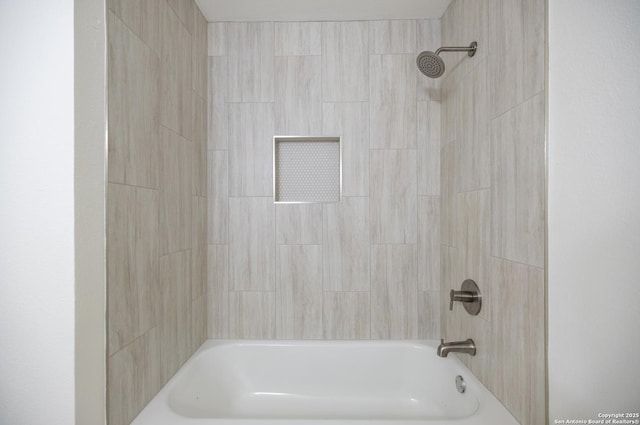 bathroom featuring tiled shower / bath combo