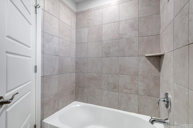 bathroom with tiled shower / bath