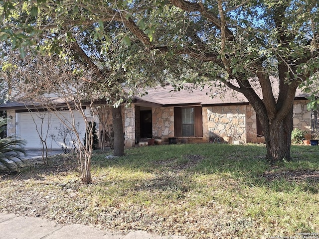 view of front of property featuring a garage and a front lawn