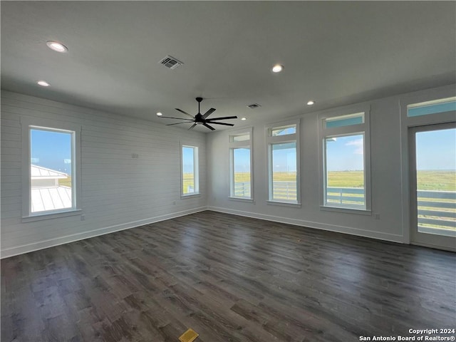 unfurnished room with dark wood-type flooring and ceiling fan