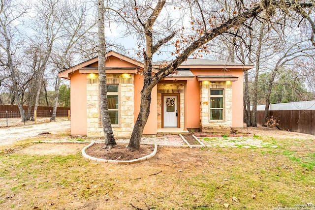 view of front of property featuring a front lawn