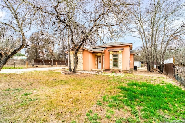 view of front of property with a front yard