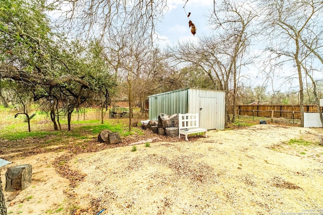 view of yard featuring an outbuilding