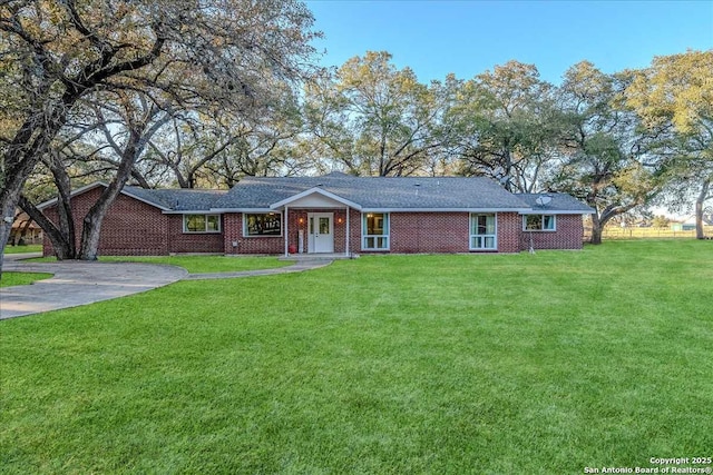 single story home featuring a front yard