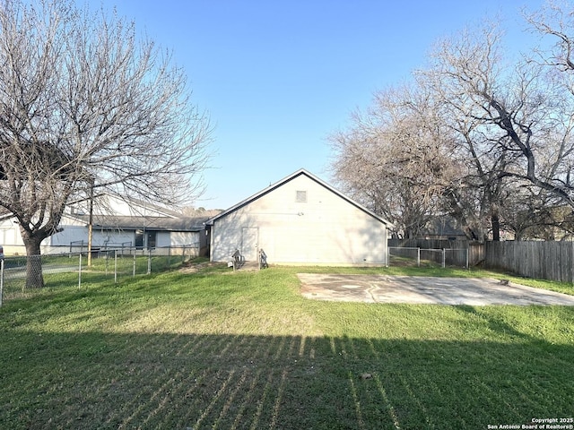 view of yard featuring a patio area