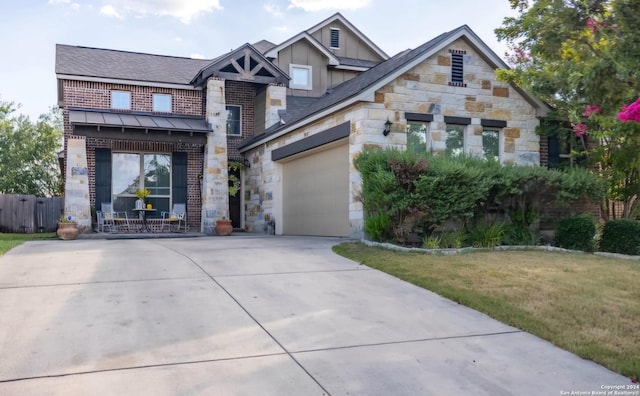 craftsman inspired home featuring a front yard