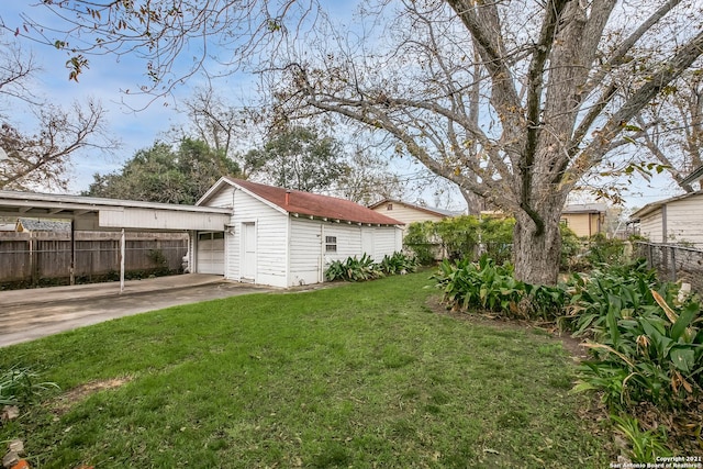 view of yard with an outbuilding