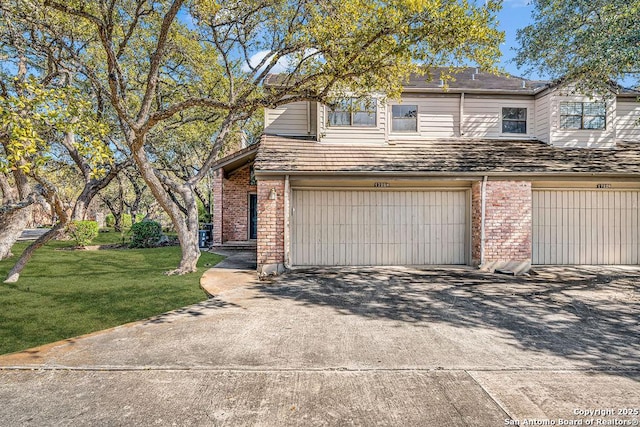 view of front facade featuring a garage and a front yard