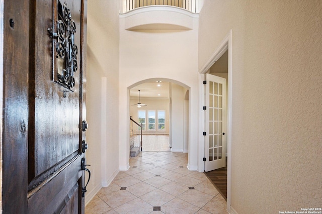 foyer featuring ceiling fan and light tile patterned floors