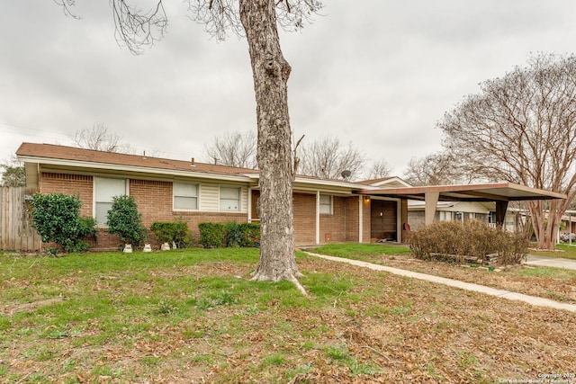 ranch-style home featuring a front lawn