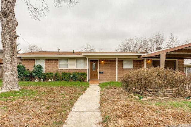 single story home with a front lawn