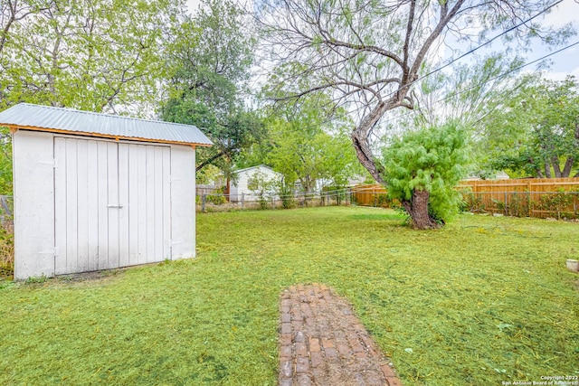 view of yard with a storage unit