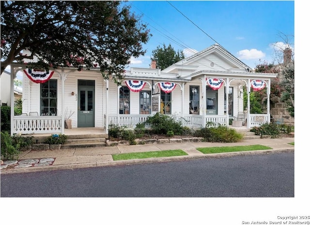 view of front of house featuring a porch