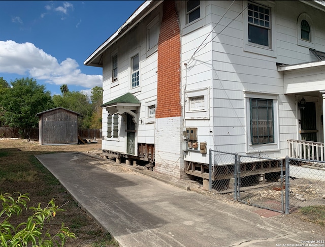 view of side of property with a storage shed