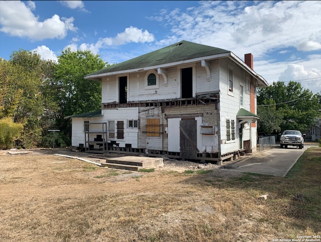 view of front of house featuring a front yard