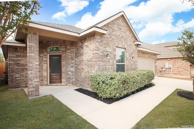 view of front of home with a garage and a front yard