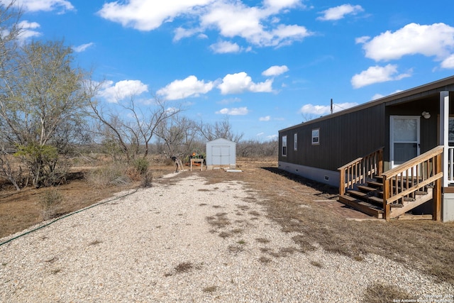 view of yard featuring a storage unit