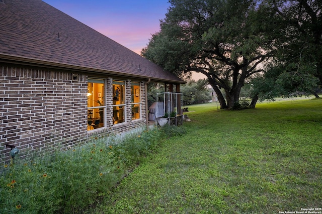 view of yard at dusk