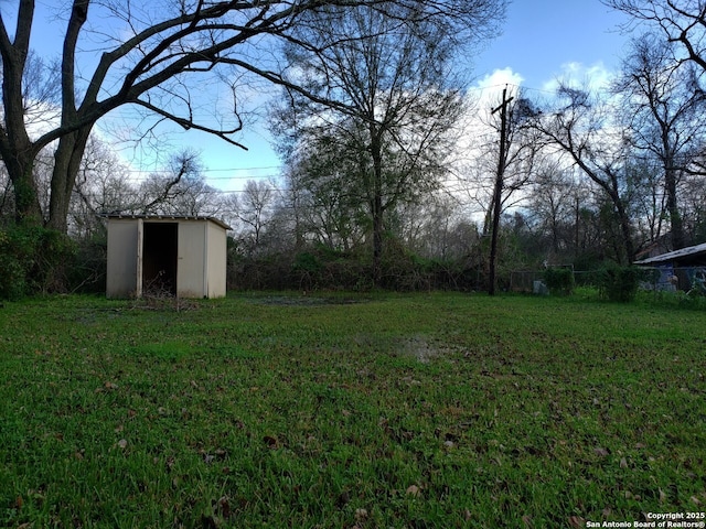 view of yard featuring a storage unit