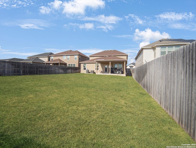 view of yard featuring a patio