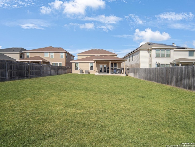 view of yard featuring a patio area