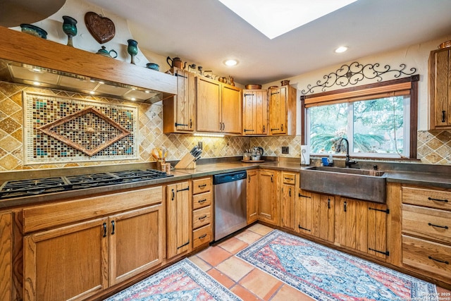 kitchen with sink, decorative backsplash, stainless steel appliances, and light tile patterned floors