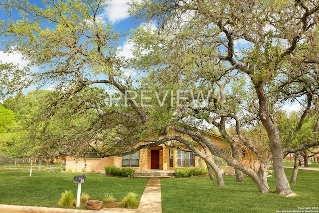 view of front of property featuring a front lawn