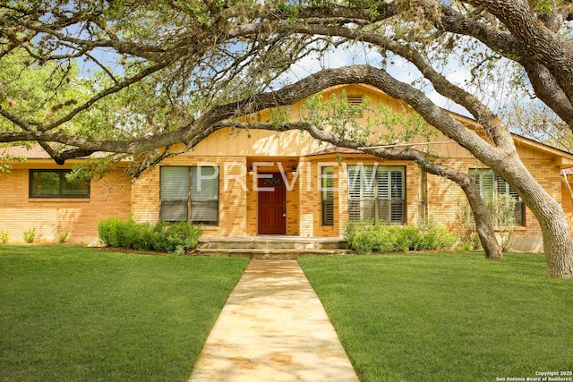 view of front of property featuring a front yard