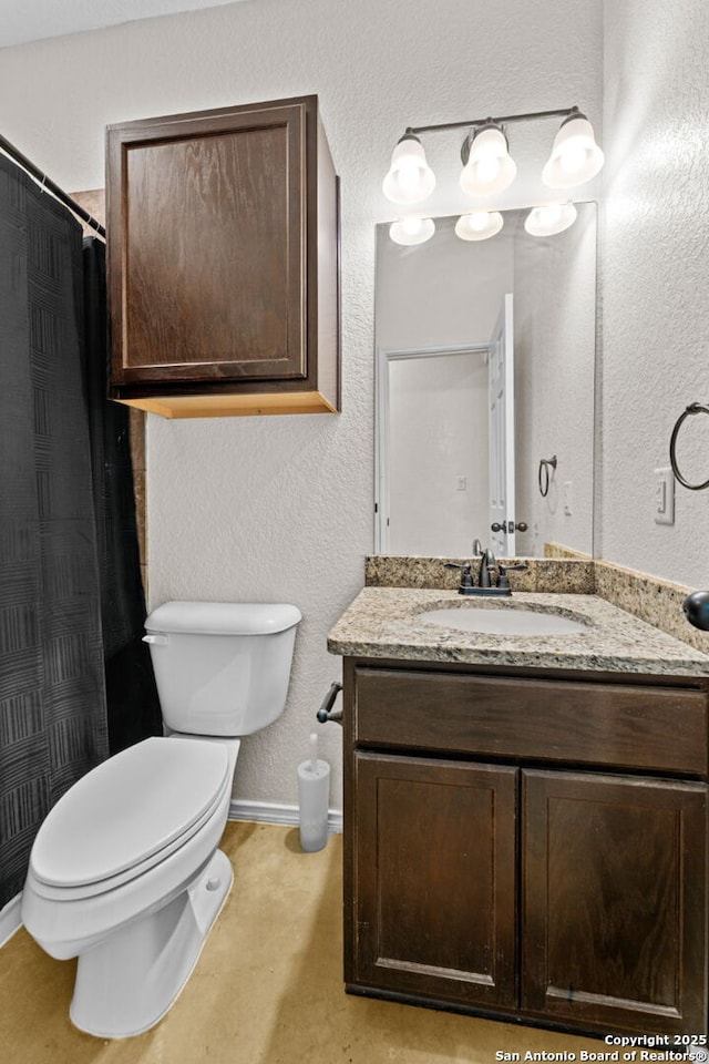 bathroom with a shower with curtain, vanity, and toilet