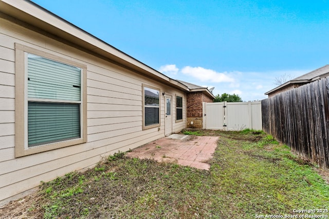 view of yard with a patio