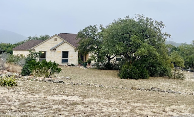 view of front of property featuring a mountain view