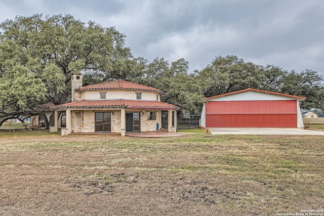 view of front of property featuring a patio area and a front lawn