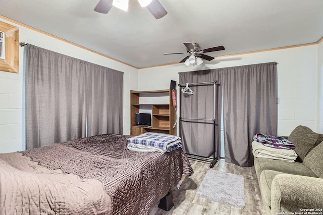 bedroom featuring ornamental molding, light hardwood / wood-style floors, and ceiling fan