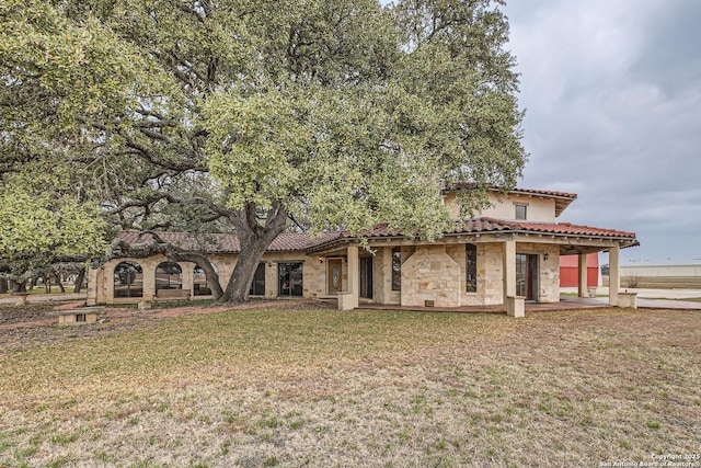 view of front of home featuring a patio area and a front lawn