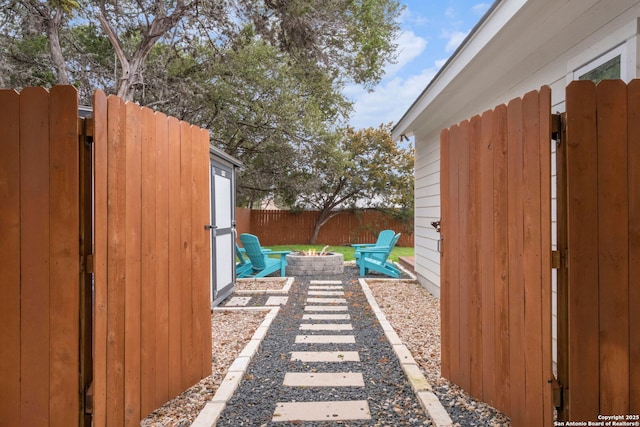 view of yard with a storage shed