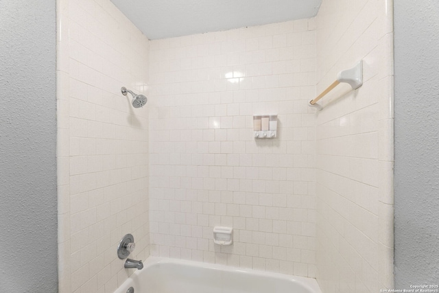 bathroom with tiled shower / bath combo