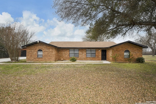 ranch-style house featuring a front yard