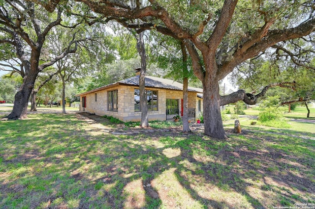 view of front facade featuring a front lawn