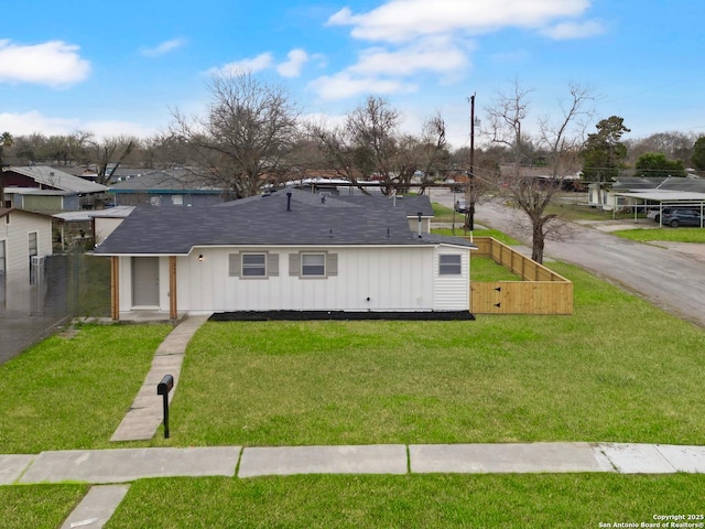 view of front of property featuring a front lawn