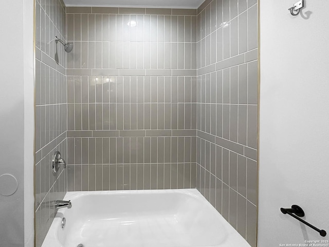 bathroom with tiled shower / bath combo